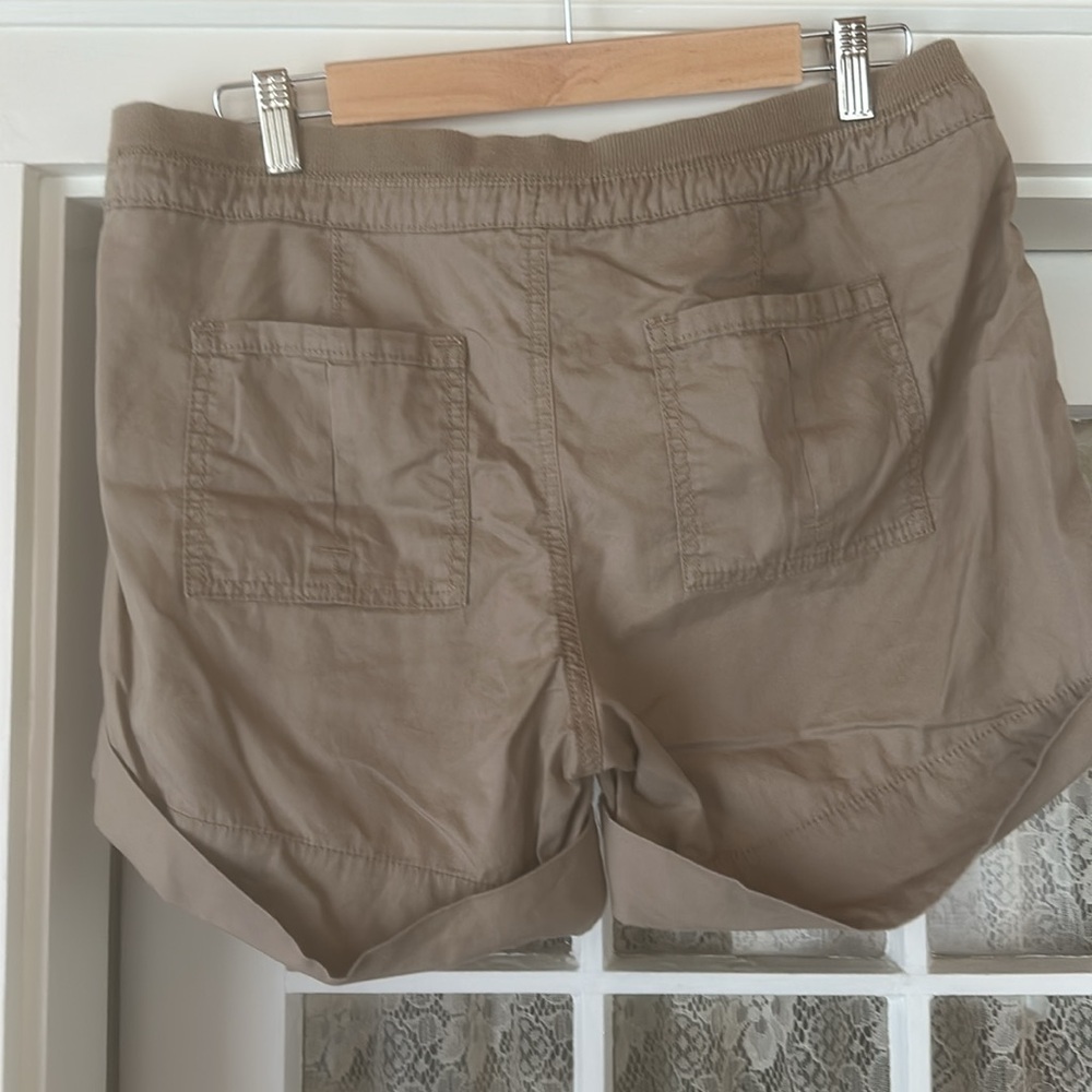 Old Navy tan khaki cotton shorts. Size medium. - Picture 2 of 3
